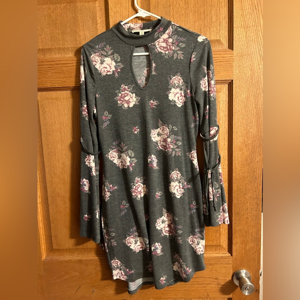 Cute ladies dress. Size medium